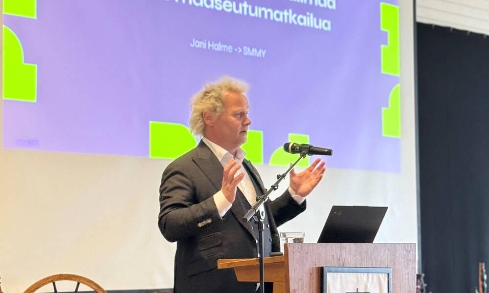 Yksi tapahtuman odotetuimmista puhujista, Jani Halme, korosti huomion herättämisen tärkeyttä markkinoinnissa. Hän kannusti poikkeamaan tavanomaisesta – erikoinen, luova ja arjesta erottuva sisältö jää mieleen. 